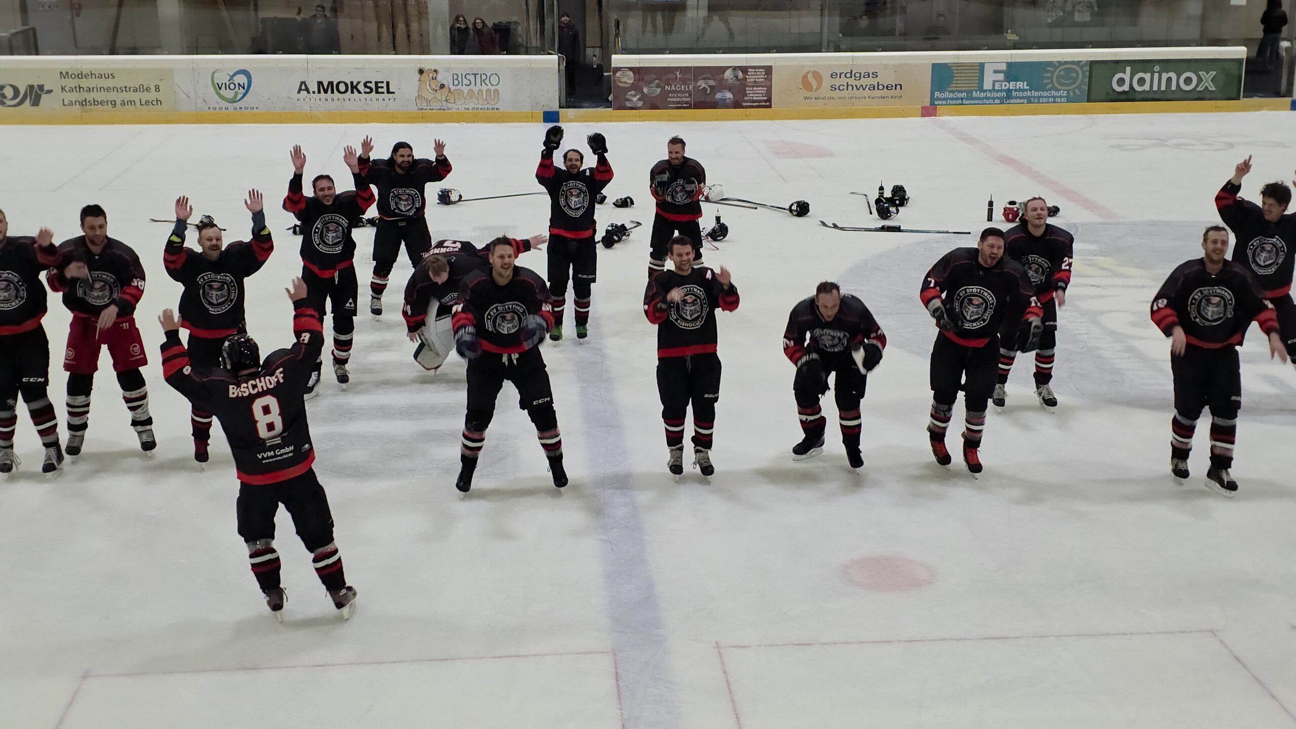 Ice Cubes feiern Derby-Sieg gegen Blonhofen